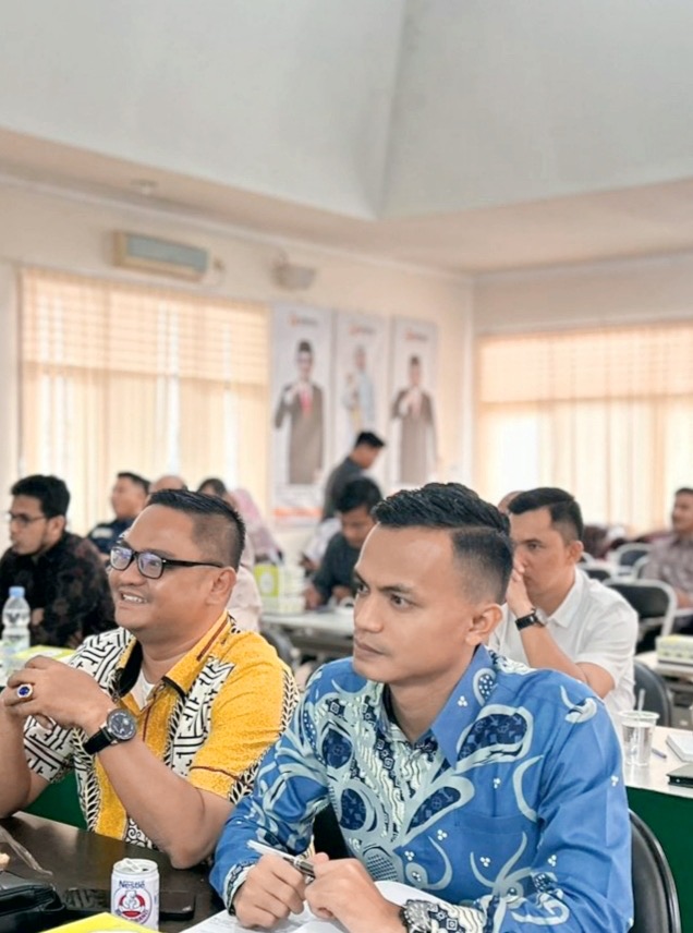 Kordiv PPH Rida Nur Kisawan (kanan) dalam Kegiatan Rapat Evaluasi Pengawasan dan Persiapan Pengawasan Pemungutan dan Penghitungan Suara Pemilu 2024 di Aula Bawaslu Provinsi Riau pada Senin (15/01/2024)