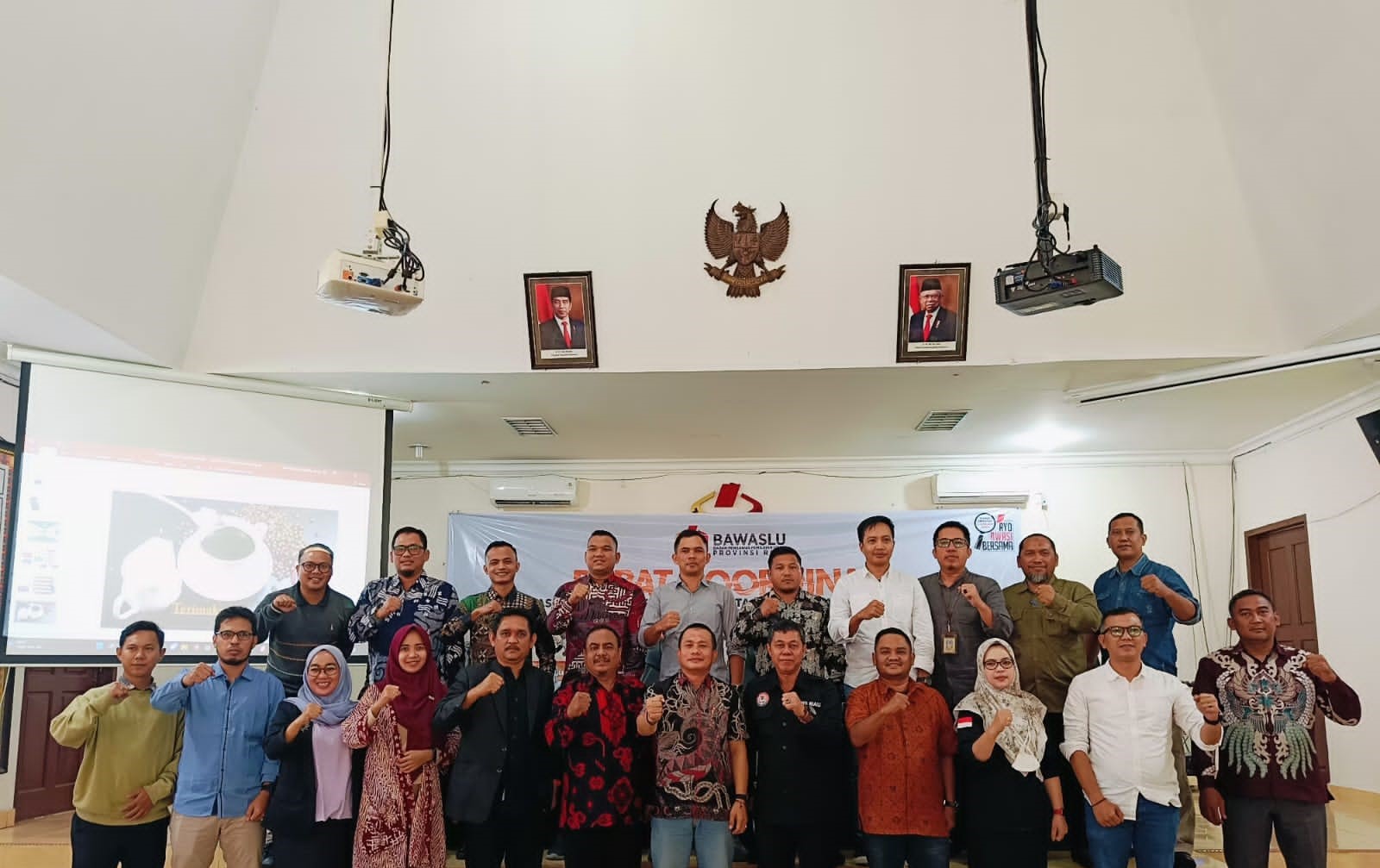 Ketua dan Kordiv P2H dalam Kegiatan Rakor Pengawasan & Pemantauan Pemberitaan, Penyiaran & Iklan Kampanye dalam Pemilu pada hari Kamis (11/01/2024)