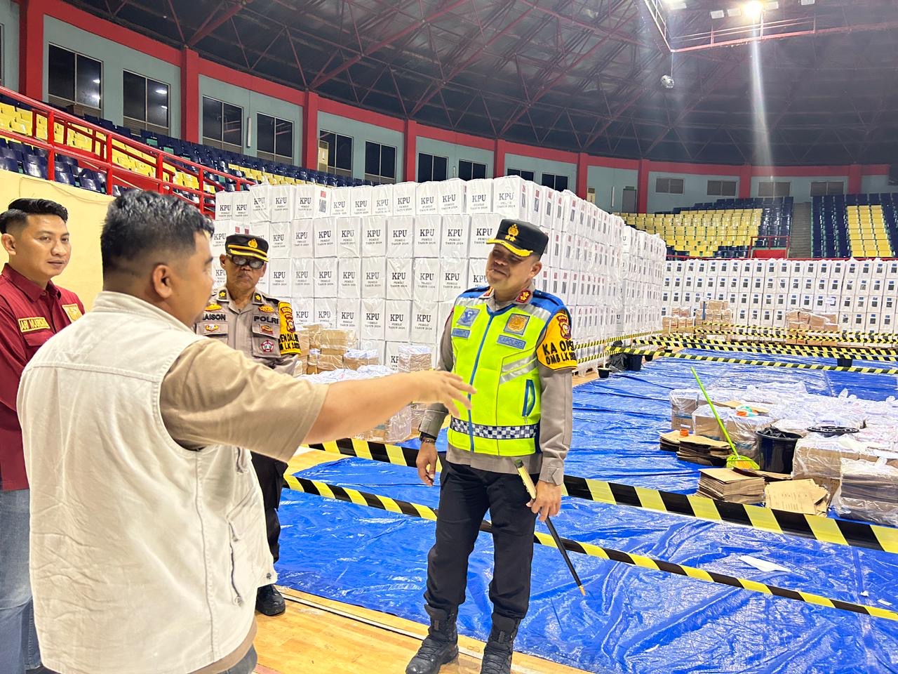Kordiv HPS (kiri), Ketua KPU dan Kapolres Pelalawan saat kegiatan kedatangan Surat Suara di Gudang KPU Pelalawan pada Sabtu (13/01/2024) malam