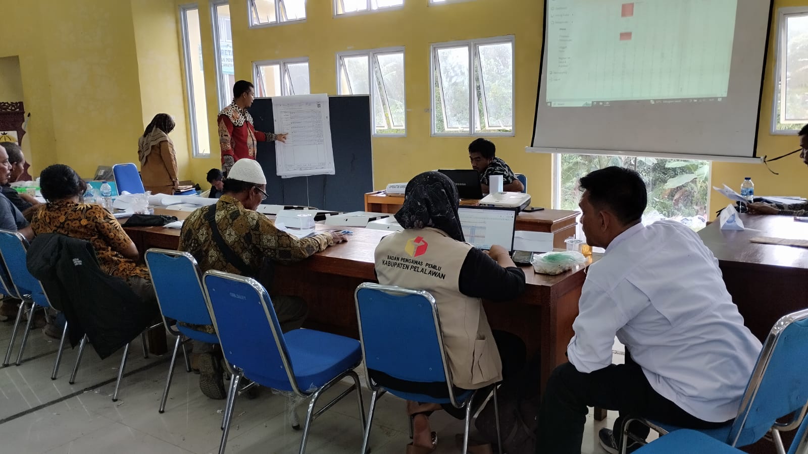 Ketua Bawaslu Pelalawan Monitoring Pengawasan Rekapitulasi Hasil Penghitungan Perolehan Suara di Kecamatan