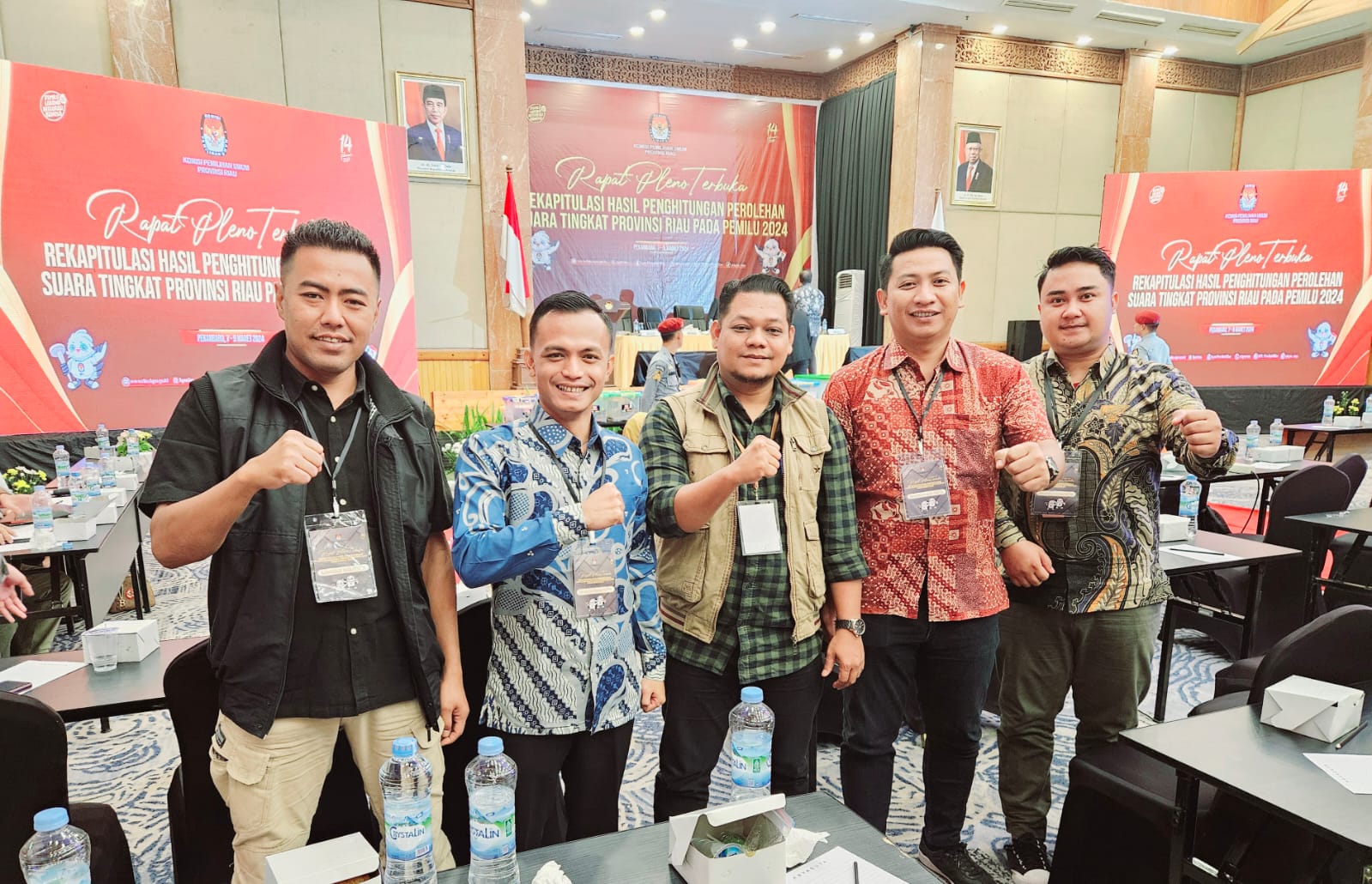 Anggota Bawaslu saat Rapat Pleno Rekapitulasi Perolehan suara Pemilu tahun 2024 Tingkat Provinsi Riau (07/03/2024)