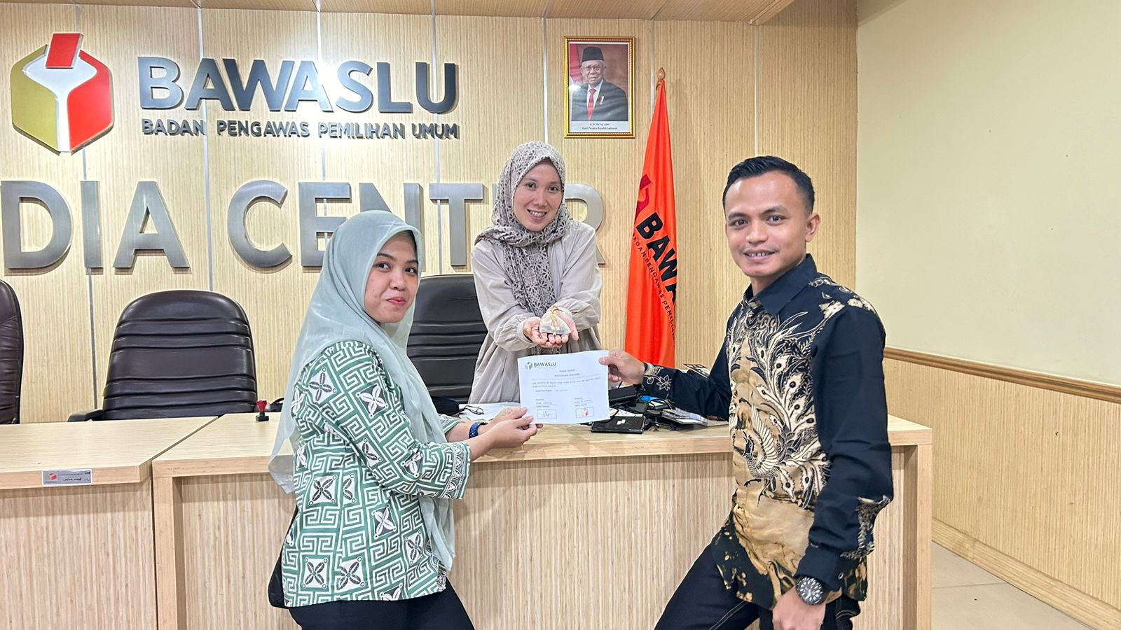 Kordiv PPH dan Staf Pencegahan Menyerahkan Data Pengawasan Rekapitulasi Penghitungan Perolehan Suara ke Bawaslu RI (12/03/2024)