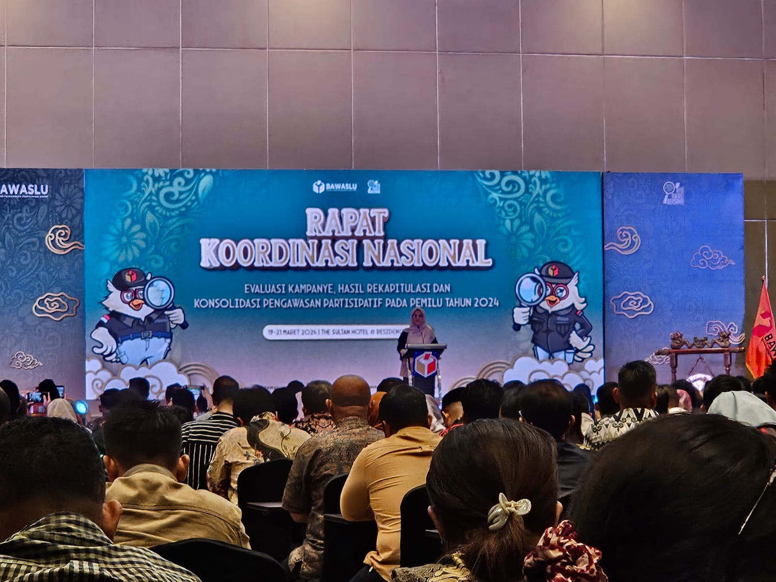 Lolly Suhenty Saat Buka Acara Rapat Koordinasi Evaluasi Kampanye, Hasil Rekapitulasi dan Konsolidasi Pengawasan Partisipatif (19/03/2024)