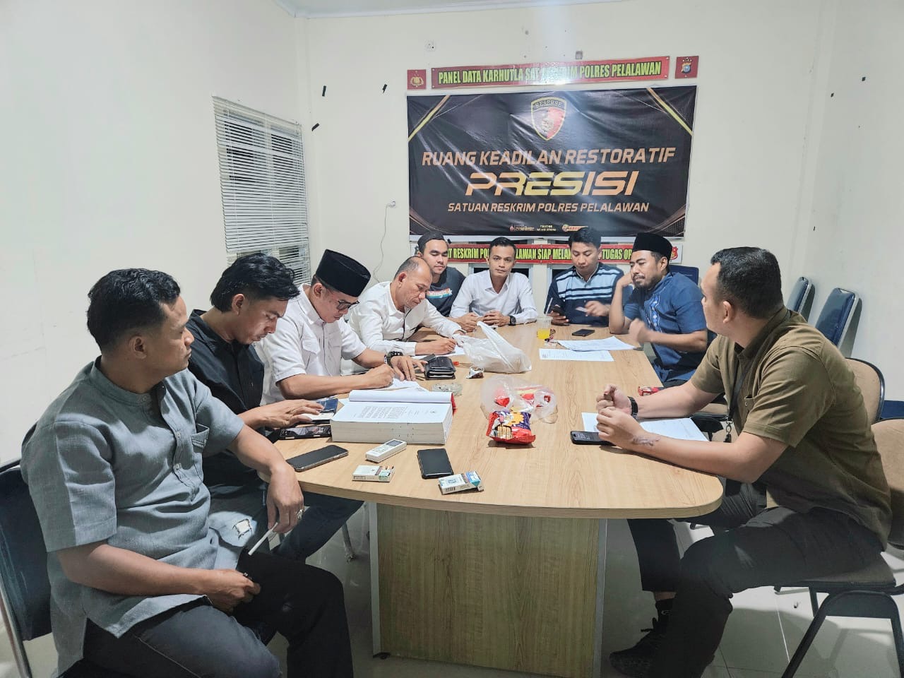 Rapat Gakkumdu Pelalawan pada Kamis malam (04/04/2024) di Ruang Keadilan Restoratif Sat Reskrim Polres Pelalawan