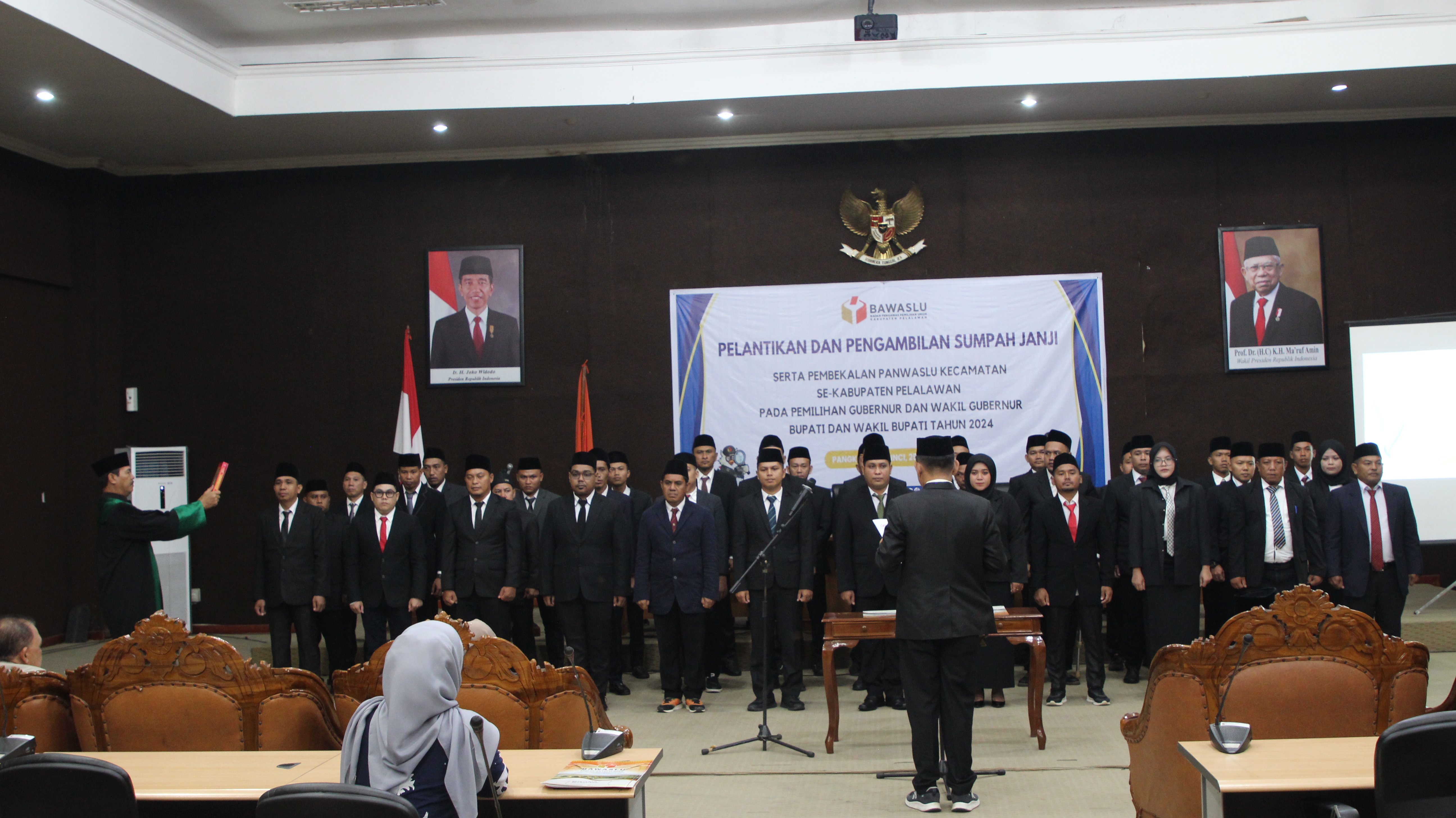 Pelantikan Panwaslu Kecamatan Se-Kabupaten Pelalawan pada Pemilihan Tahun 2024 di Auditorium Lt. 3 Kantor Bupati Pelalawan pada hari Sabtu (25/05/2024)