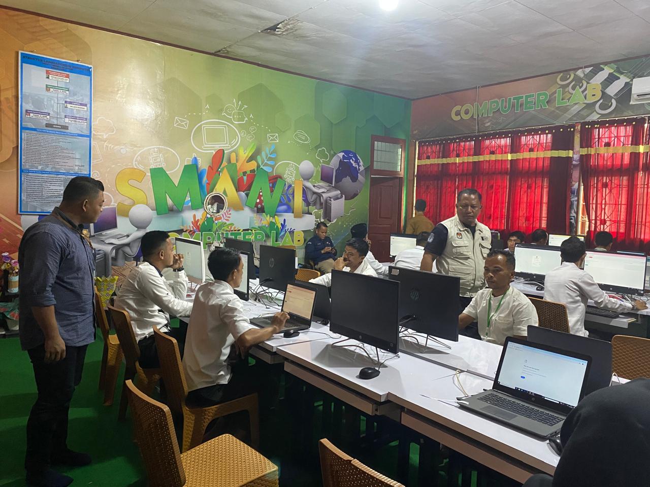 Bawaslu Pelalawan Saat Awasi Tes CAT Calon Anggota PPK di SMAN 1 Pangkalan Kuras pada hari Selasa (07/05/2024)
