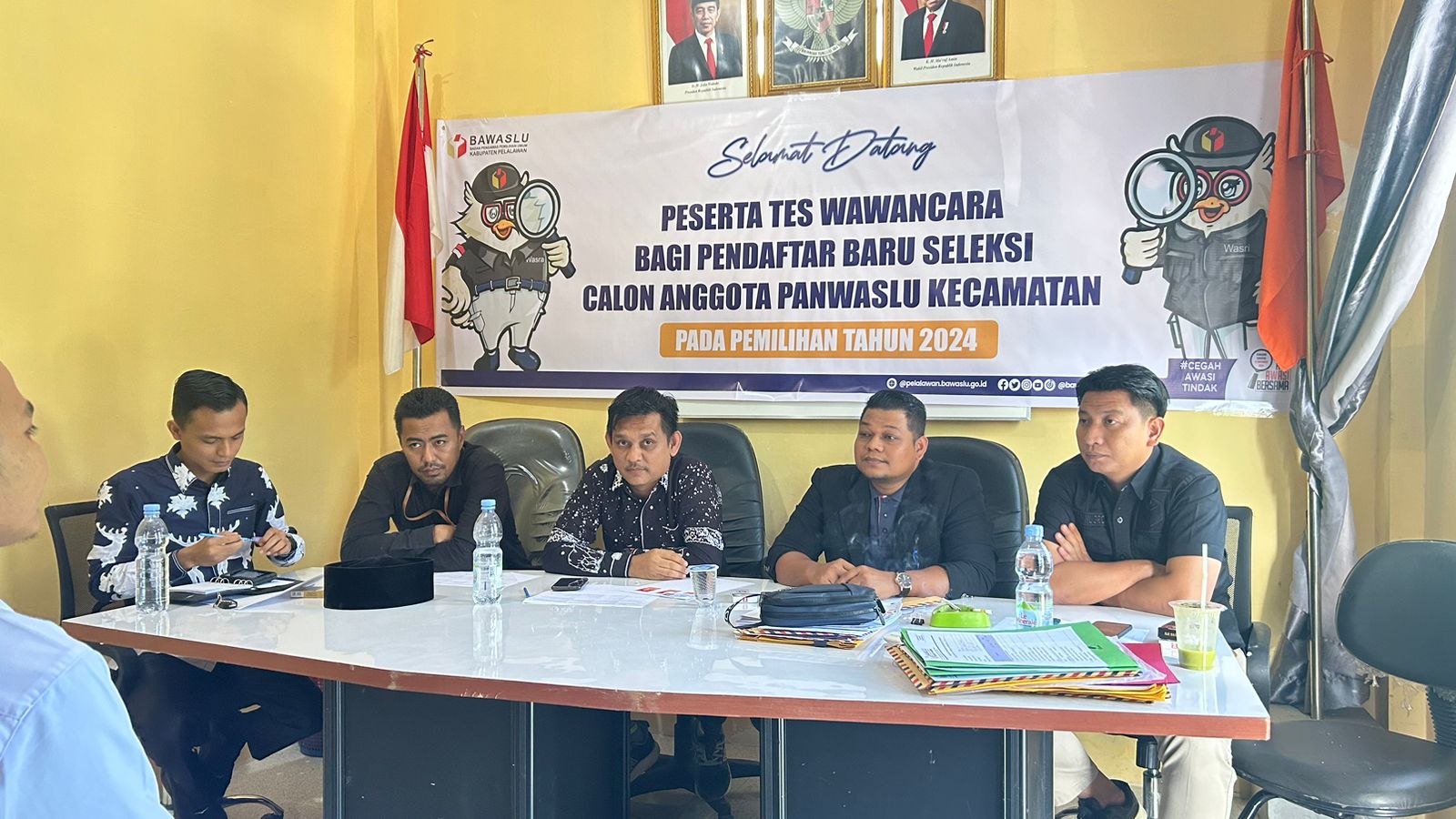 Ketua dan Anggota Bawaslu Pelalawan mewawancarai peserta Panwaslu Kecamatan pada hari Minggu (19/05/2024)