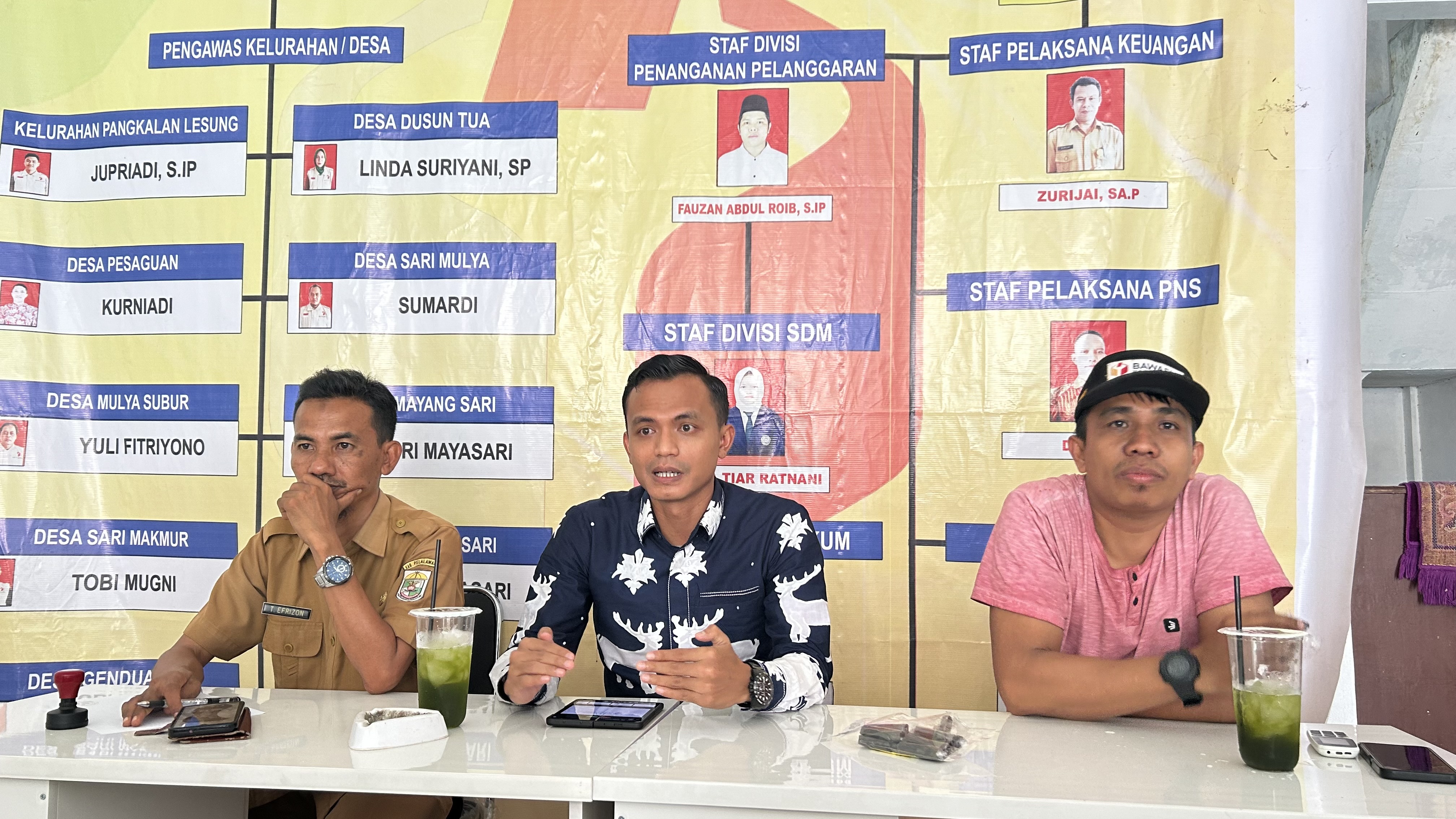 Kordiv P2H Rida Nurkisawan saat memberikan arahan di Panwaslu Kecamatan Lesung (11/06/2024)