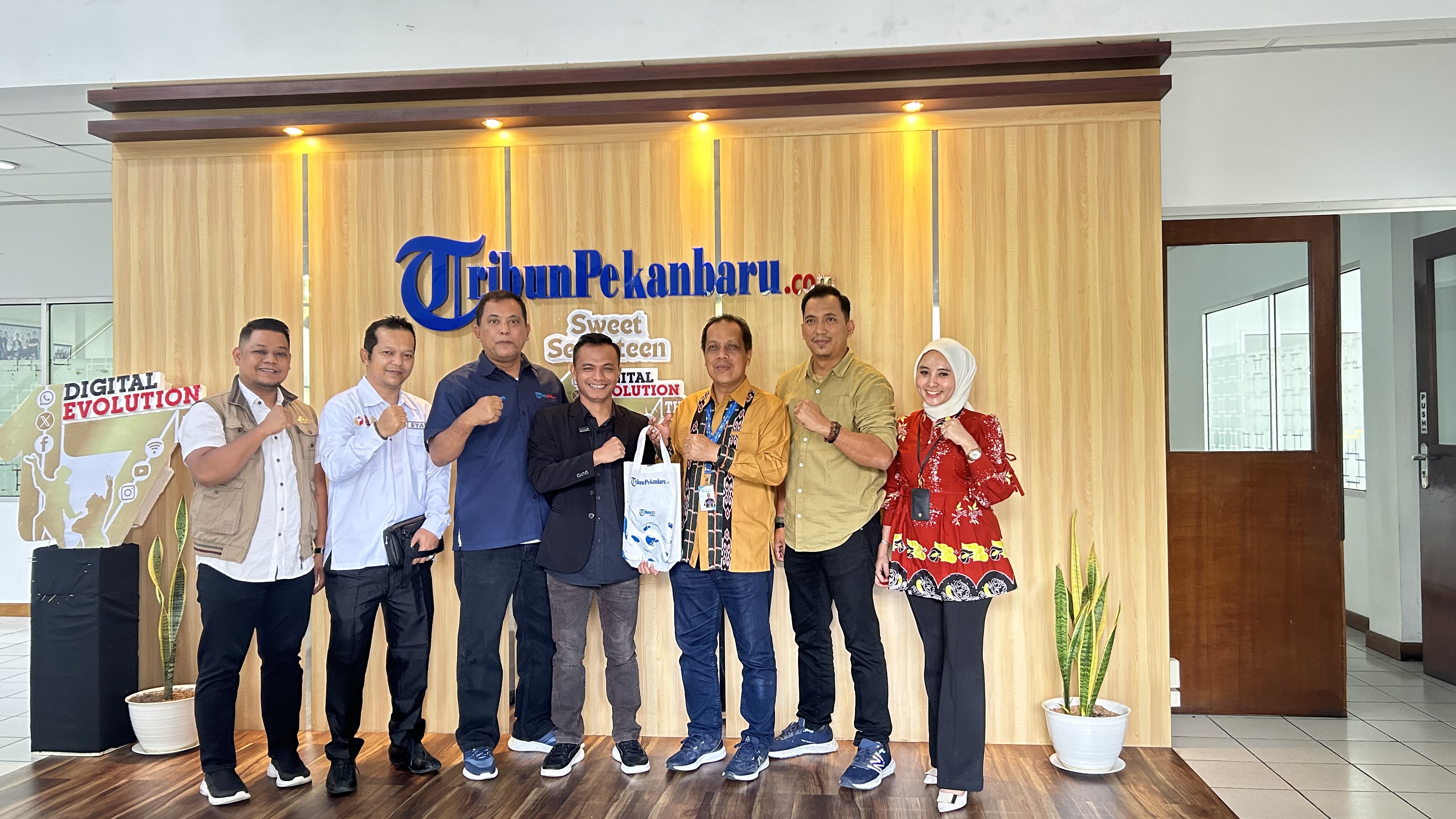 Foto Bersama Bawaslu Pelalawan dan Tribun Pekanbaru Usai Penandatanganan Perjanjian Kerjasama