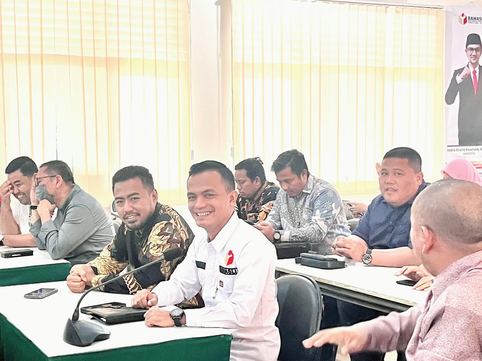 Syakir Hamdani dan Rida Nur Kisawan (Anggota Bawaslu Pelalawan) dalam Kegiatan Rapat Evaluasi di Pekanbaru (15/07/2024)