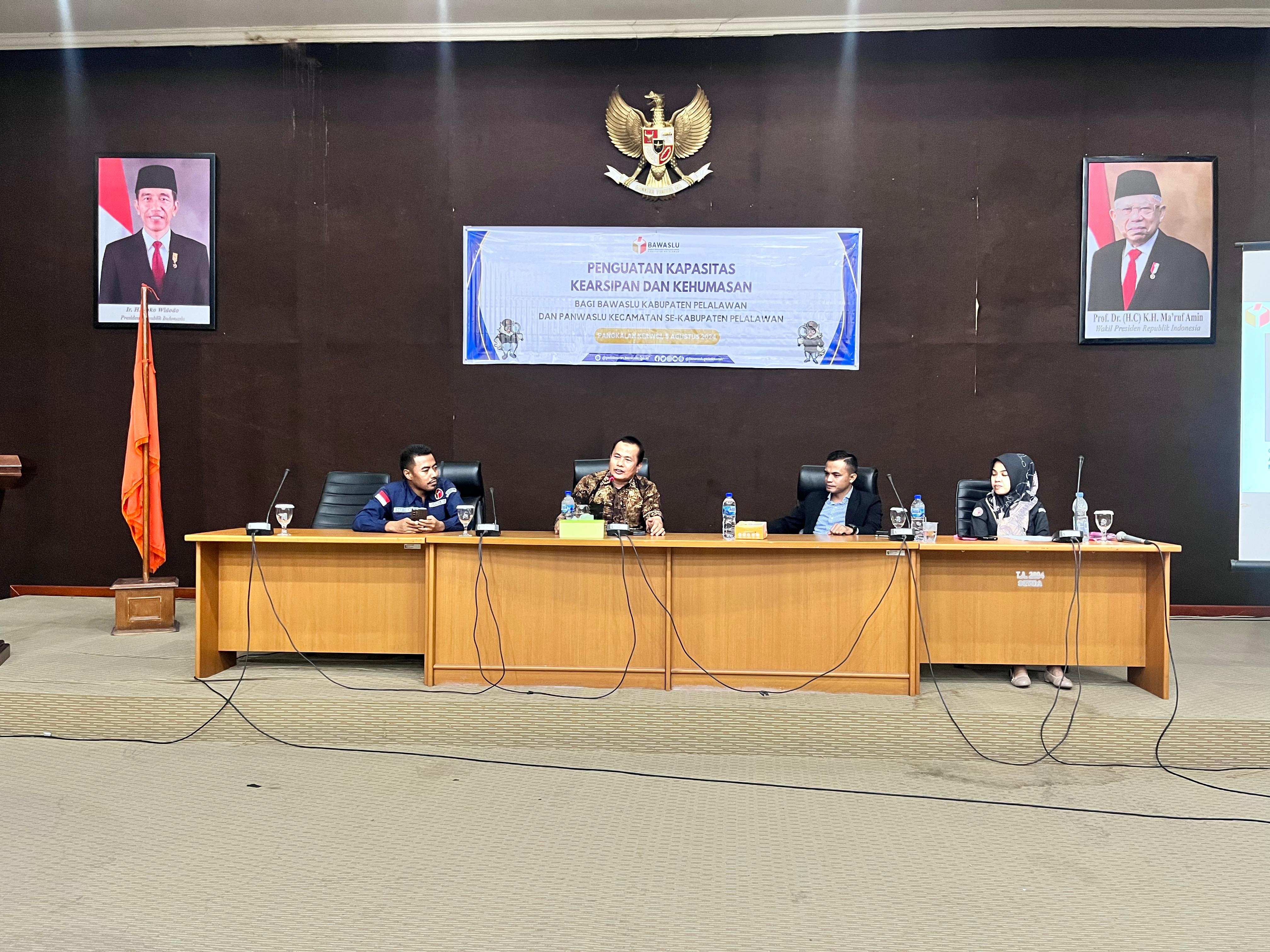 Amir (Kordiv PPH Bawaslu Riau), Rida (Kordiv PPH Bawaslu Pelalawan), Syakir (Kordiv PP Datin Bawaslu Pelalawan) serta Cynthia (Staf Bawaslu Pelalawan) saat giat penguatan kapasitas kearsipan dan kehumasan pada Senin (5 Agustus 2024)