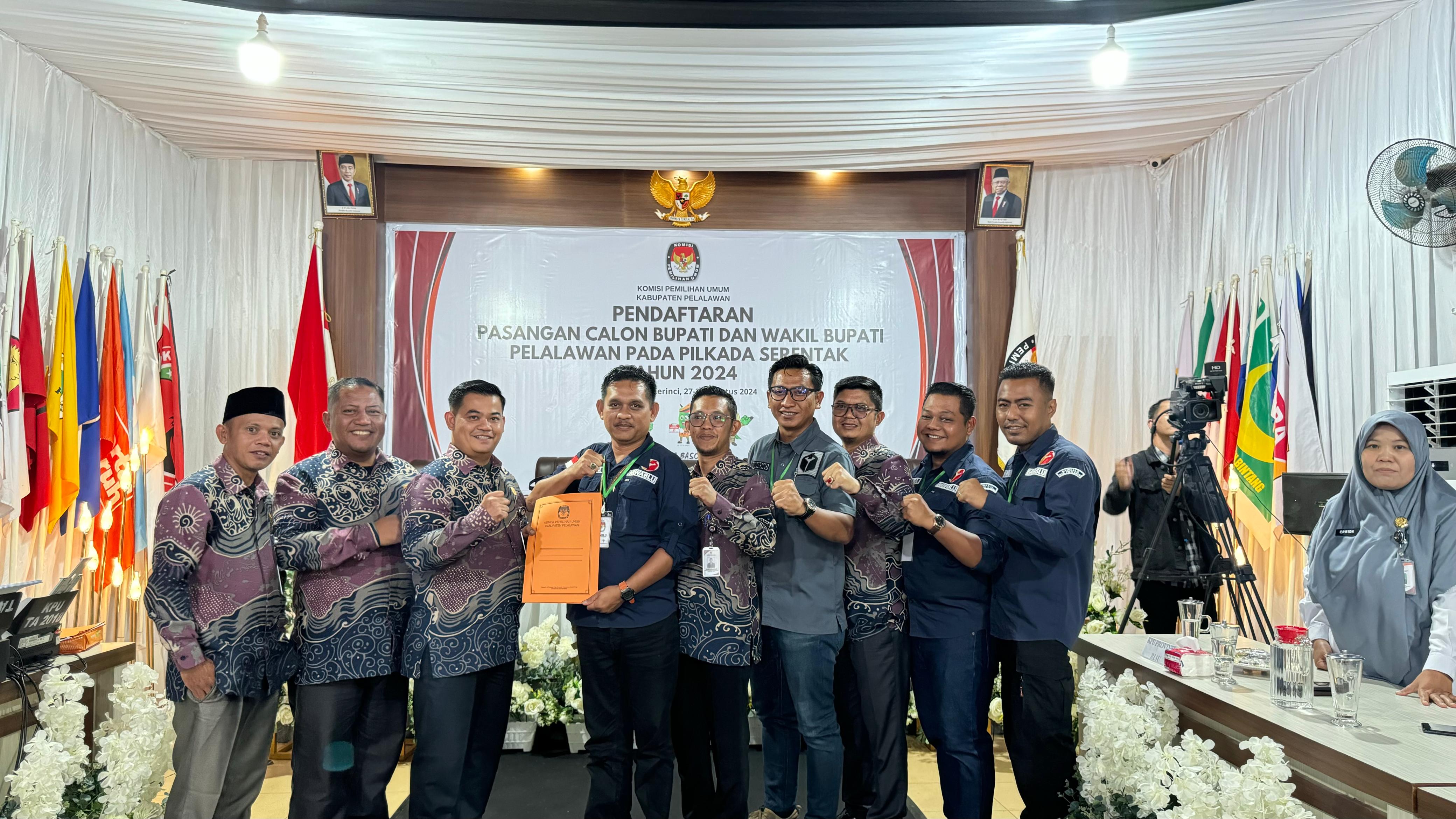 Ketua dan Anggota Bawaslu Pelalawan Awasi Pendaftaran Pasangan Calon Bupati dan Wakil Bupati Pelalawan pada hari Kamis (29/08/2024) di Kantor KPU Pelalawan