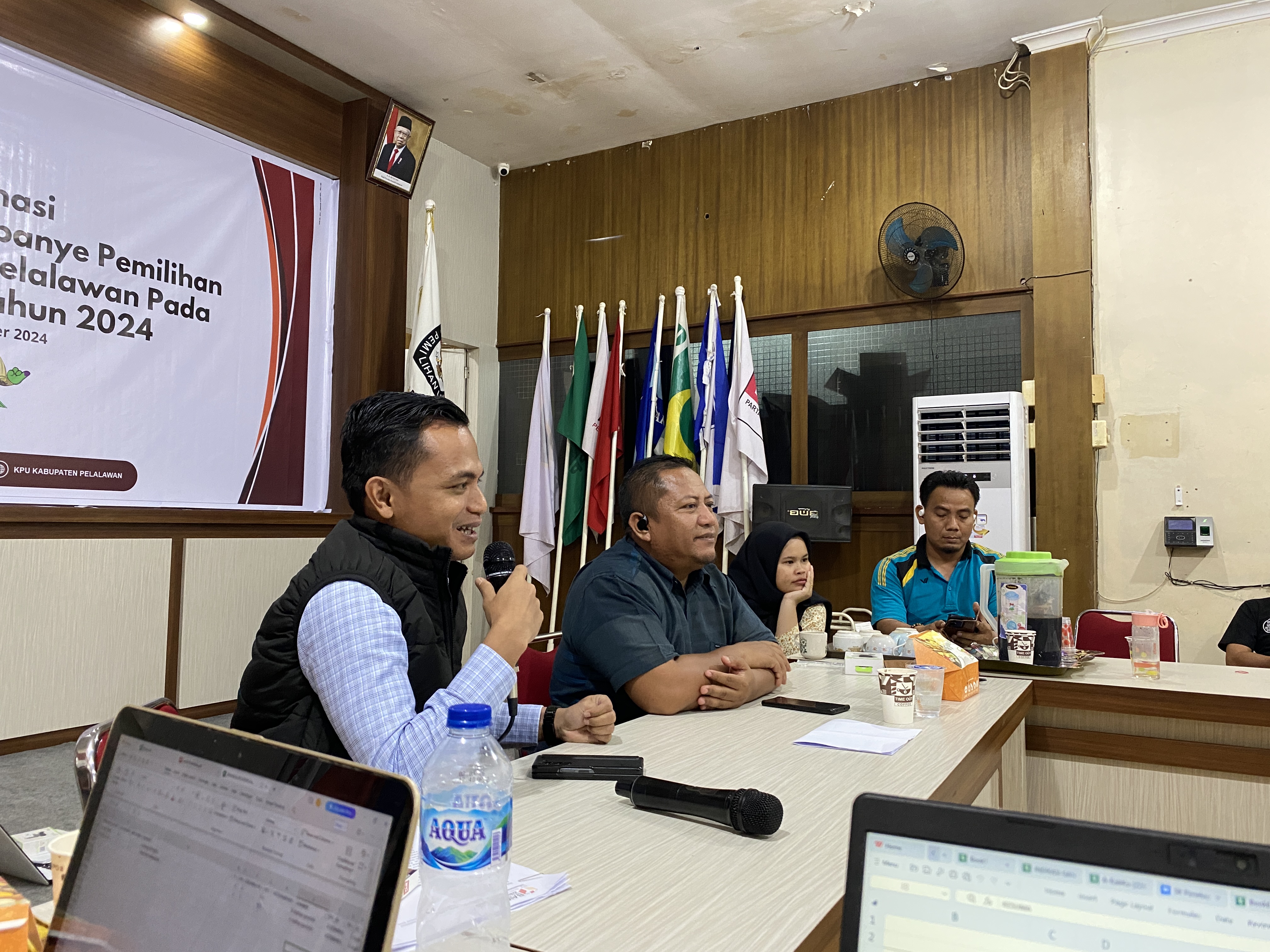 Rida Nur Kisawan (Kordiv PPH) Saat Menyampaikan Saran Perbaikan ke KPU Pelalawan (19/09/2024)