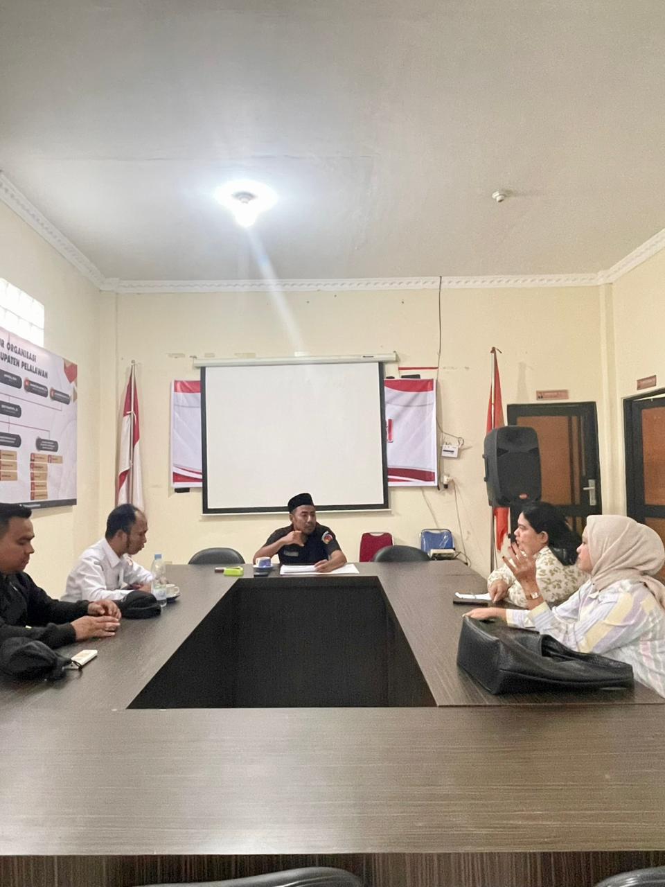 Rapat internal Divisi Penanganan Pelanggaran dan Datin Bawaslu Kabupaten Pelalawan bersama Koordinator Divisi Penanganan Pelanggaran dan Datin, Syakir Hamdani, didampingi kepala subbagian serta staf, dalam rangka evaluasi dan penguatan kesiapan menghadapi tahapan pemilu mendatang di Kantor Bawaslu Kabupaten Pelalawan.