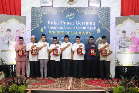 Foto bersama di acara buka bersama Polres Pelalawan