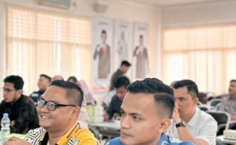 Kordiv PPH Rida Nur Kisawan (kanan) dalam Kegiatan Rapat Evaluasi Pengawasan dan Persiapan Pengawasan Pemungutan dan Penghitungan Suara Pemilu 2024 di Aula Bawaslu Provinsi Riau pada Senin (15/01/2024)