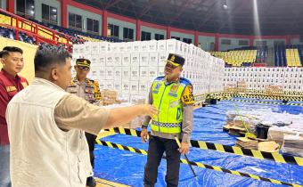 Kordiv HPS (kiri), Ketua KPU dan Kapolres Pelalawan saat kegiatan kedatangan Surat Suara di Gudang KPU Pelalawan pada Sabtu (13/01/2024) malam
