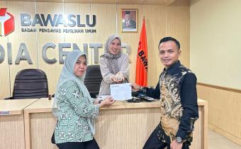 Kordiv PPH dan Staf Pencegahan Menyerahkan Data Pengawasan Rekapitulasi Penghitungan Perolehan Suara ke Bawaslu RI (12/03/2024)