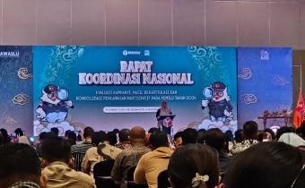 Lolly Suhenty Saat Buka Acara Rapat Koordinasi Evaluasi Kampanye, Hasil Rekapitulasi dan Konsolidasi Pengawasan Partisipatif (19/03/2024)