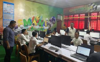 Bawaslu Pelalawan Saat Awasi Tes CAT Calon Anggota PPK di SMAN 1 Pangkalan Kuras pada hari Selasa (07/05/2024)