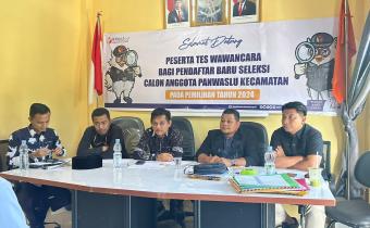Ketua dan Anggota Bawaslu Pelalawan mewawancarai peserta Panwaslu Kecamatan pada hari Minggu (19/05/2024)