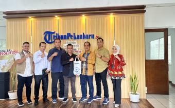 Foto Bersama Bawaslu Pelalawan dan Tribun Pekanbaru Usai Penandatanganan Perjanjian Kerjasama