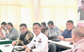 Syakir Hamdani dan Rida Nur Kisawan (Anggota Bawaslu Pelalawan) dalam Kegiatan Rapat Evaluasi di Pekanbaru (15/07/2024)