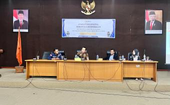 Amir (Kordiv PPH Bawaslu Riau), Rida (Kordiv PPH Bawaslu Pelalawan), Syakir (Kordiv PP Datin Bawaslu Pelalawan) serta Cynthia (Staf Bawaslu Pelalawan) saat giat penguatan kapasitas kearsipan dan kehumasan pada Senin (5 Agustus 2024)
