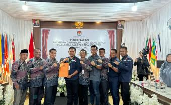 Ketua dan Anggota Bawaslu Pelalawan Awasi Pendaftaran Pasangan Calon Bupati dan Wakil Bupati Pelalawan pada hari Kamis (29/08/2024) di Kantor KPU Pelalawan